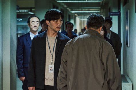 Lee Sung-min is a Shadow Detective in Disney+'s new mystery thriller