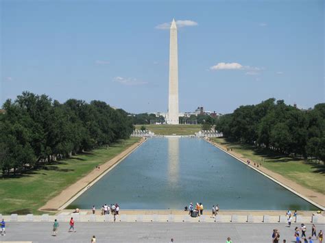 The Reflecting Pool between the Washington Monument and Lincoln ...