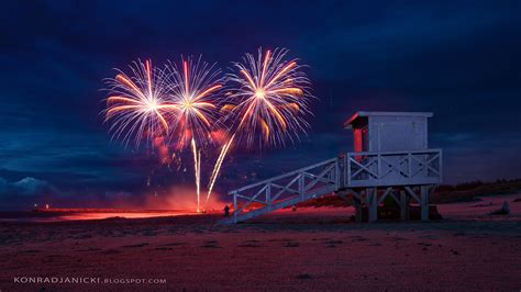 Fireworks on the beach of Ustka by KonradJanicki on DeviantArt