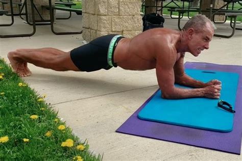 62-Year-Old Retired Marine Breaks Guinness World Record for Planking | Military.com