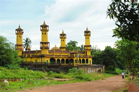 Mosque in Lunsar, Sierra Leone | Architecture, Building, Place of worship