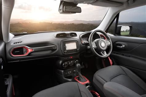 jeep-renegade-trailhawk-interior-dash-1