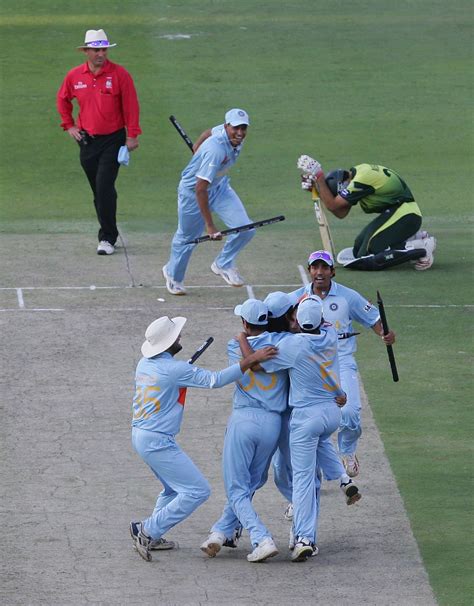 The Indian Cricket Team celebrates winning the T20 World Cup 2007 final ...