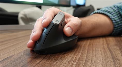 Logitech MX Vertical vs Evoluent Vertical Mouse: Which is Better for You? - Logitech MX Vertical ...