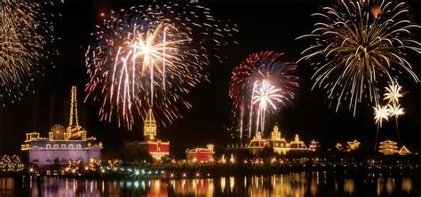 Fireworks at the Fountain, Lake Eola Park - Totochie