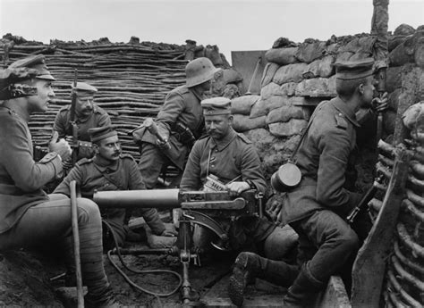 German Ww1 Soldiers With Machine Gun 40 Meters From The British ...