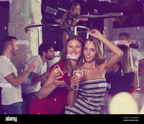 women friends with cocktail dancin Stock Photo - Alamy