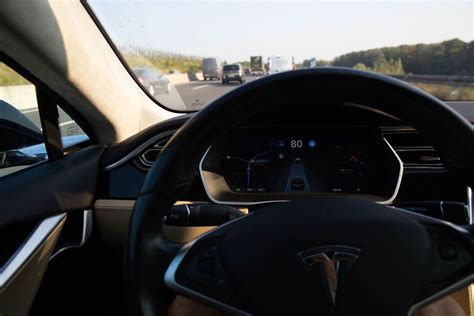 Blick über das Lenkrad des Elektroauto Tesla Model S im Autopilot auf ...