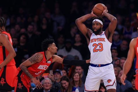 Knicks' Mitchell Robinson in concussion protocol after blow to face