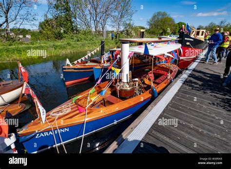 Boats, barges and canoes on Forth and Clyde Canal Stock Photo - Alamy