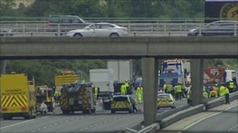 Man dies in M27 motorway maintenance truck crash - BBC News