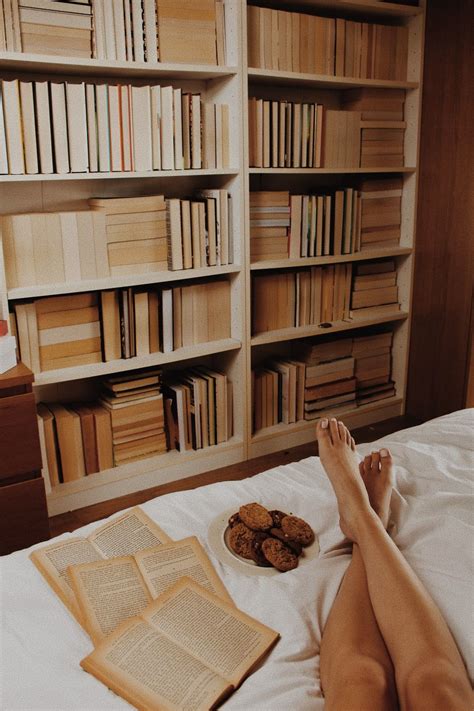 Book aesthetic | Aesthetic bedroom, Small bedroom ideas for women, Light academia room