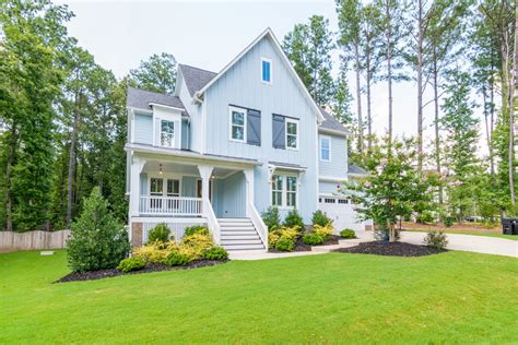 Blue House on Green Lawn · Free Stock Photo