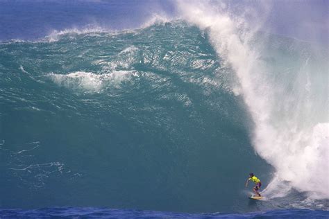 High Surf Hits California, Hawaii Shores -- Earth Changes -- Sott.net