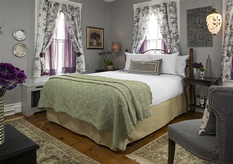 Rose Room: 1825 Inn Bed and Breakfast