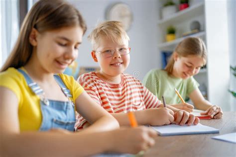 Niños Felices En La Escuela Imagen de archivo - Imagen de estudio ...