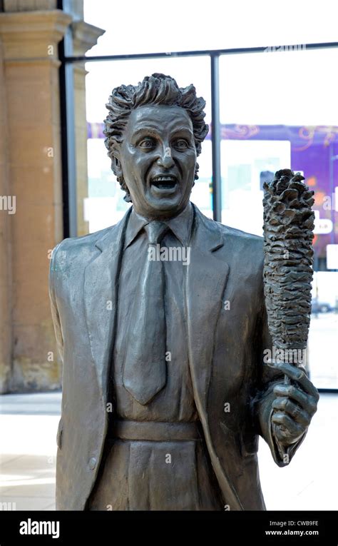 The statue of the famous Liverpool comedian Ken Dodd Stock Photo - Alamy