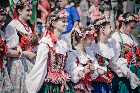 Girls Wearing Traditional Polish Folk Outfits | włodi | Flickr