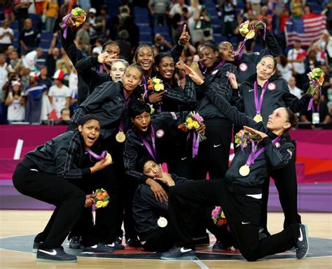 USA women's basketball team celebrating after winning their 5th ...