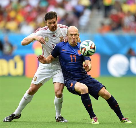 Arjen Robben of Netherlands against Xabi Alonso of Spain in the 2014 World Cup