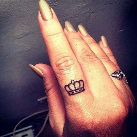 17 Stylish Queen Finger Tattoos