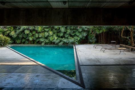 Paulo Mendes da Rocha's Sao Paulo One-story Luxury Residence | Architecture, Modern pools, Architect