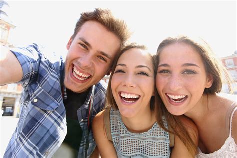 Group of teen friends taking a selfie – The Global Beauty Group