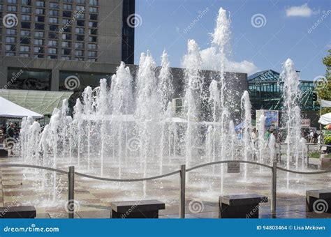 Crown Center Square Fountain Editorial Stock Image - Image of call ...