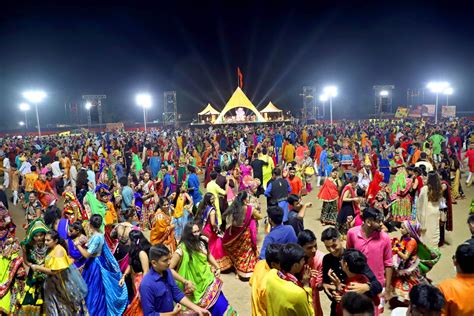 Navratri Live : Falguni Pathak Garba , Kirtidan Gadhvi, Lakshmi Vilas Garba, Atul Purohit and ...