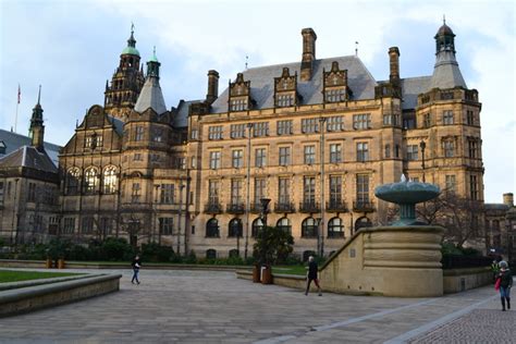 Sheffield Town Hall © David Martin cc-by-sa/2.0 :: Geograph Britain and Ireland