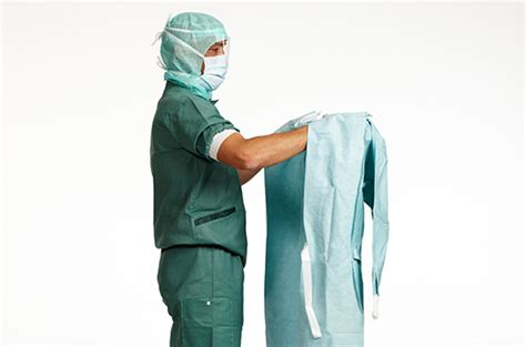 Surgical gown donning guide | Mölnlycke