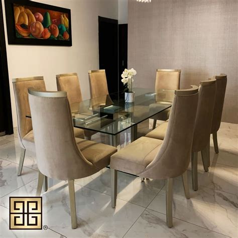 Un comedor de 8 puestos con vidrio templado y base moderna y ...