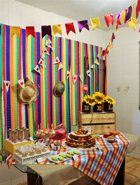 Cortina de papel crepom: 60 ideias para uma decoração supercolorida | Decoração de festa junina ...