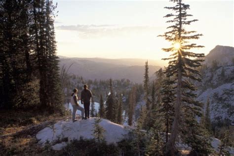 Top 9 snowshoeing trails in Estes Park - Rocky Mountain Resorts