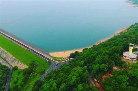 Hirakud dam - It is the longest earthen dam in the world.