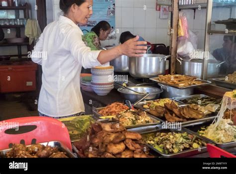 Fast food, Cambodian style, Phsar Chas (Old Market), Siem Reap, Cambodia Stock Photo - Alamy