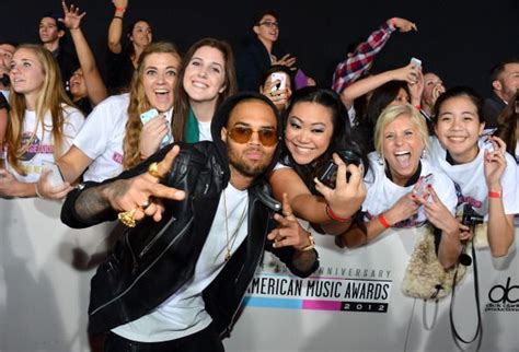 Chris Brown poses with a crowd of fans on the #AMAs red carpet! | Breezy chris brown, Chris ...