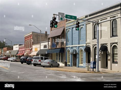 Small town street houses usa hi-res stock photography and images - Alamy