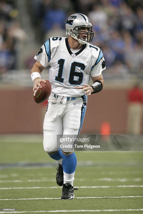 Quarterback Chris Weinke of the Carolina Panthers runs with the ball... News Photo - Getty Images