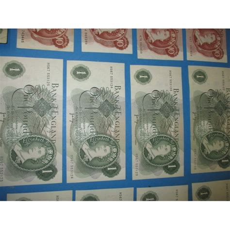 A parcel of vintage bank notes, to include 9 near uncirculated £1 note ...