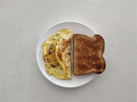 Bacon and cheese omlette with toast - 360 calories : 1200isplenty