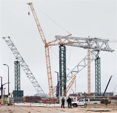 Roof truss rises at Vikings stadium | Finance & Commerce