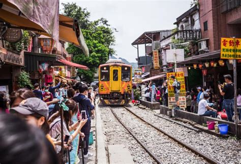 From Taipei Main Station｜Taipei Coastal Day Tour｜Yehliu/Jiufen/Shifen ...