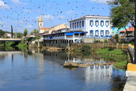 O Dia Nacional da Cachaça é comemorado hoje. Veja 5 lugares para fazer turismo e conhecer mais ...