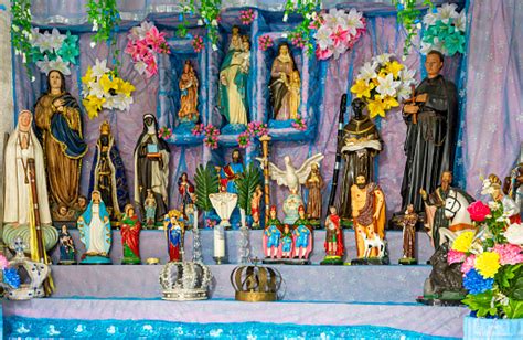 Altar Religioso Con Santos De Diversos Orígenes Foto de stock y más banco de imágenes de Umbanda ...