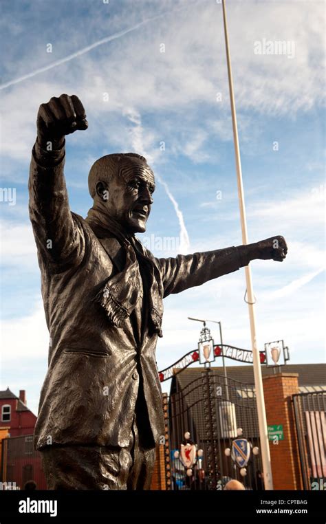 The bill shankly statue outside anfield hi-res stock photography and ...