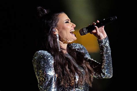 Idina Menzel Goes on the Tour of a Lifetime in Trailer for Disney+ Doc ...