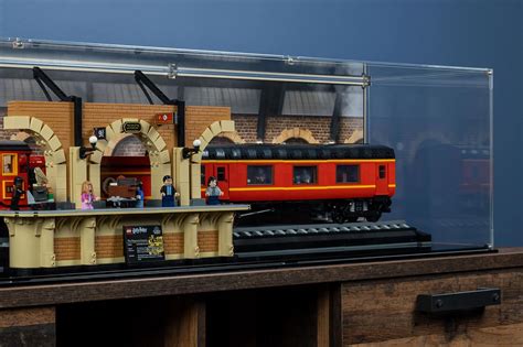 This Display Case “Extends” The Platform 9¾ Of The LEGO Hogwarts Express Collectors’ Edition Set