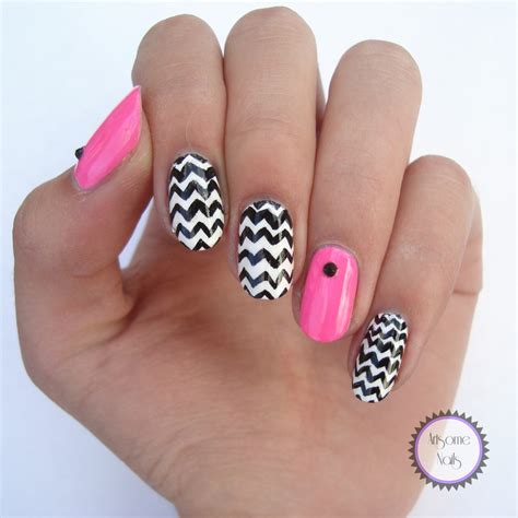 Z is for Zig Zag - alphabet nail art challenge - ArtsomeNails