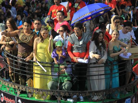 Manila reroutes traffic for Metro Manila Film Festival parade